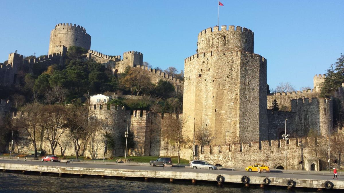 ルメリ・ヒサル。ボスポラス海峡の西側に、メフメト2世がコンスタンティノープル攻略のため造営した。
