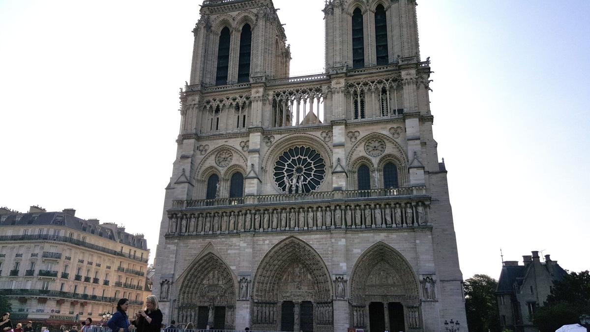 パリのノートル・ダム大聖堂。1831年に暴徒襲撃事件が起こり破損。後年ヴィオレ・ル・デュクが修復に関わった。2019年4月15日には大規模火災が発生し屋根の尖塔が崩落。2024年の修復完了を目指している。