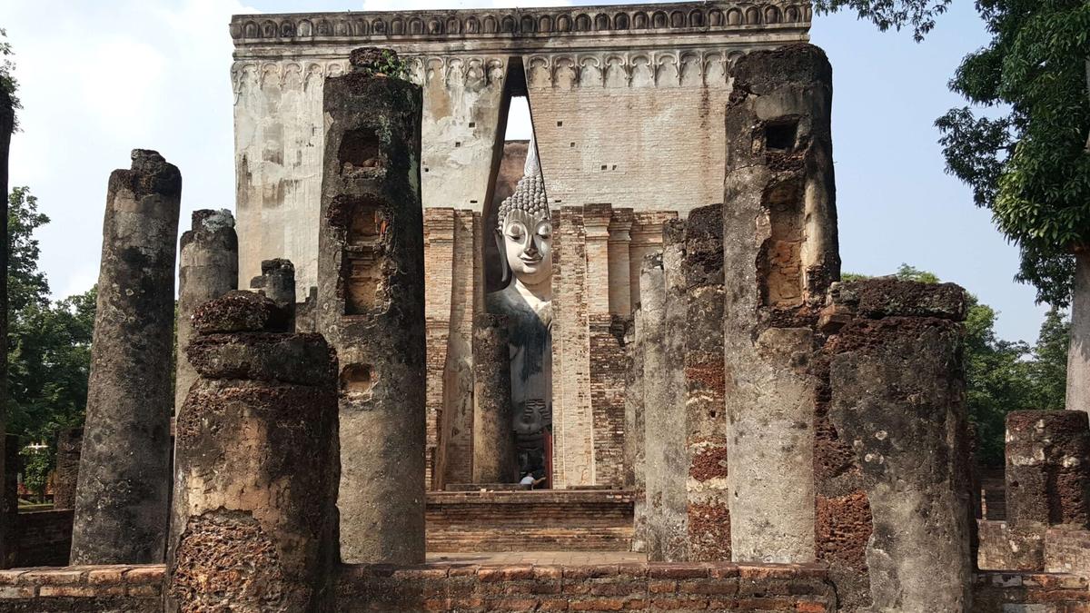 ワット・シー・チュム。アチャナ仏。遺跡の隙間から見せる姿に風情あり。