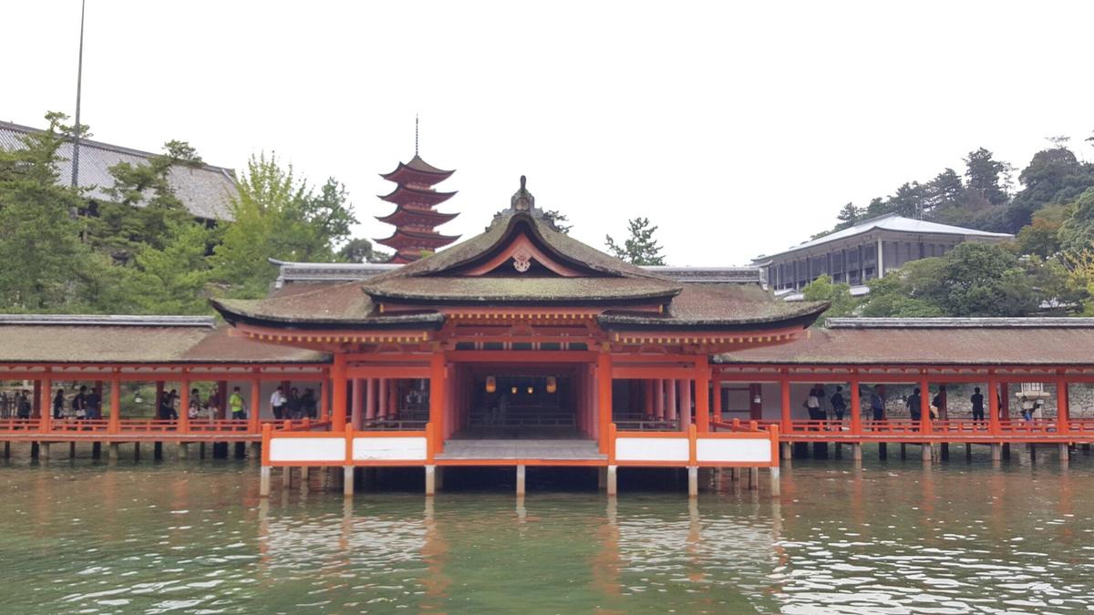 摂社客神社(まろうどじんじゃ)。本社と同様に本殿・幣殿・拝殿・祓殿から成る。