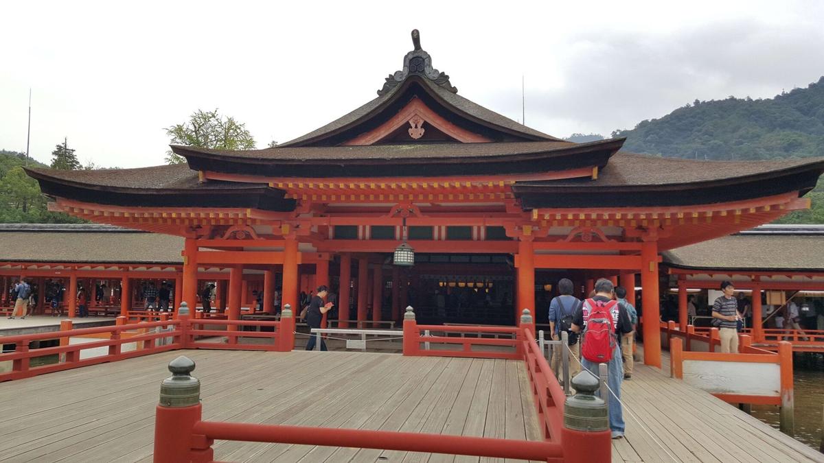 高舞台から本殿をみる。