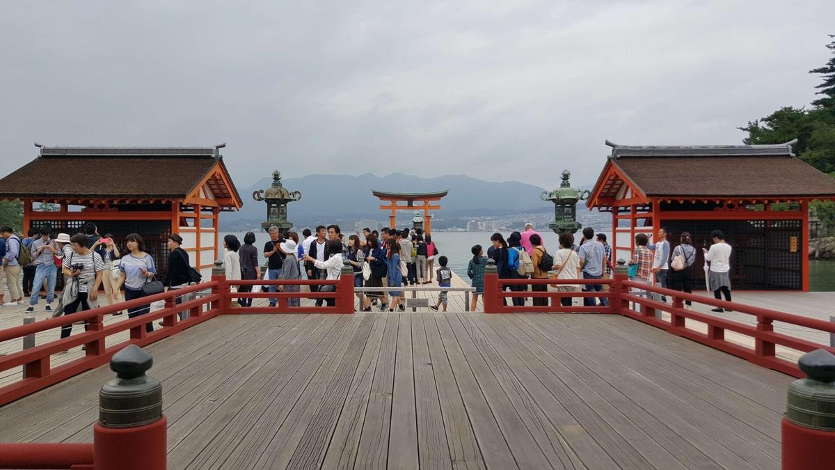 高舞台から海上大鳥居をみる。