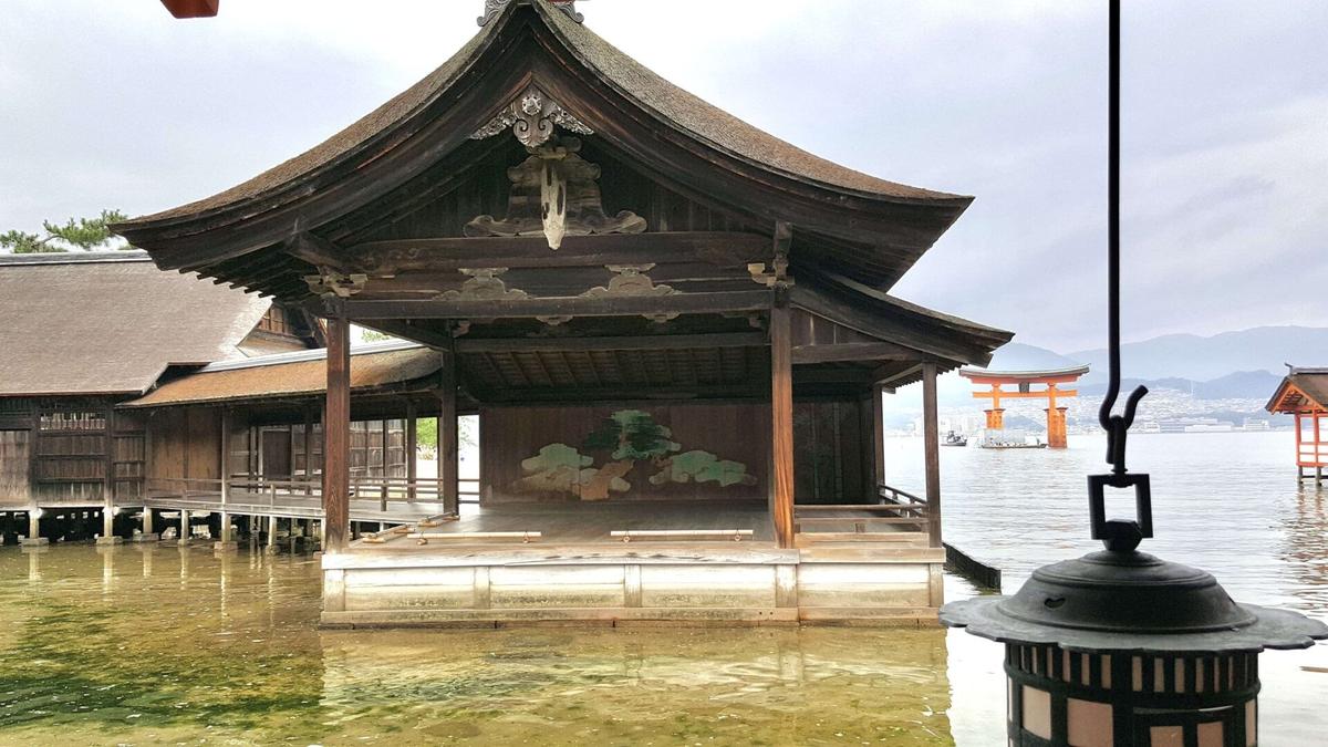 能舞台。1680(延宝8)年、広島藩主浅野綱長の寄進により建立された。