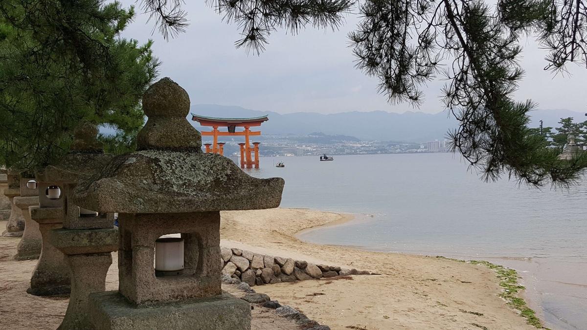 海上大鳥居。境内の沖合約200mの地に立つ。現鳥居は明治8年(1875年)の再建。