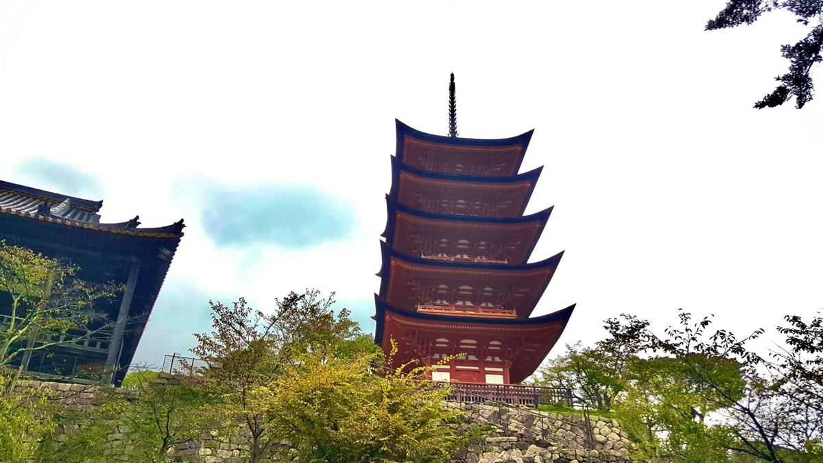 五重塔。1407(応永14)年の建立。和洋と禅宗様の折衷様式となっている。