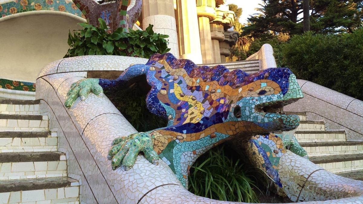 グエル公園。上部の噴水にあるドラゴン。公園のシンボル的存在。
