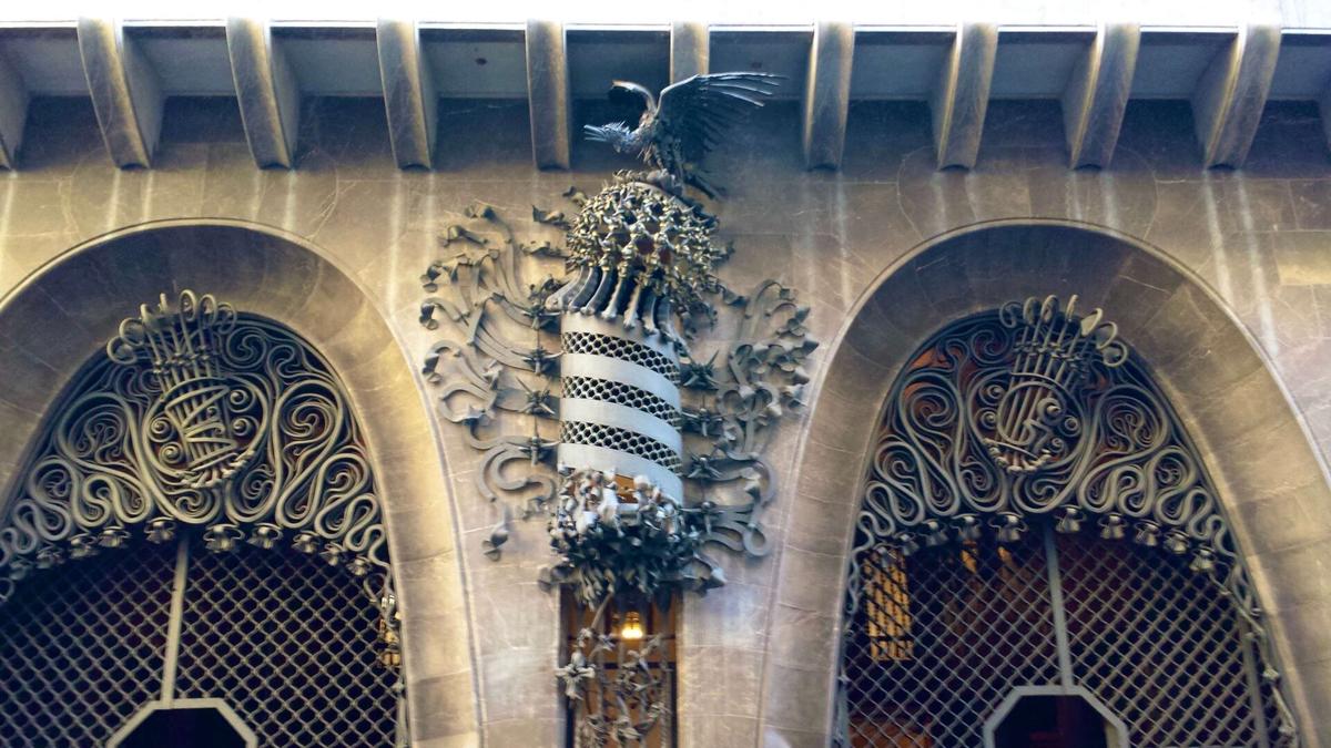 グエル邸の外観。カタルーニャ紋章上の「不死鳥」はカタルーニャのレナセシェンサ(再生)を象徴。