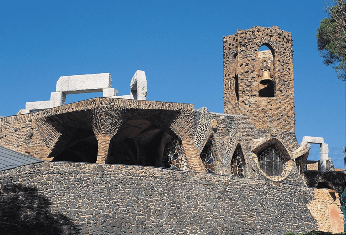 コロニア・グエル教会地下聖堂外観。出典:http://www.portalgaudi.cat/ja/edificisja/cripta-de-la-colonia-guell/