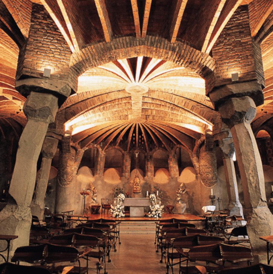 コロニア・グエル教会地下聖堂内部。出典:http://www.portalgaudi.cat/ja/edificisja/cripta-de-la-colonia-guell/