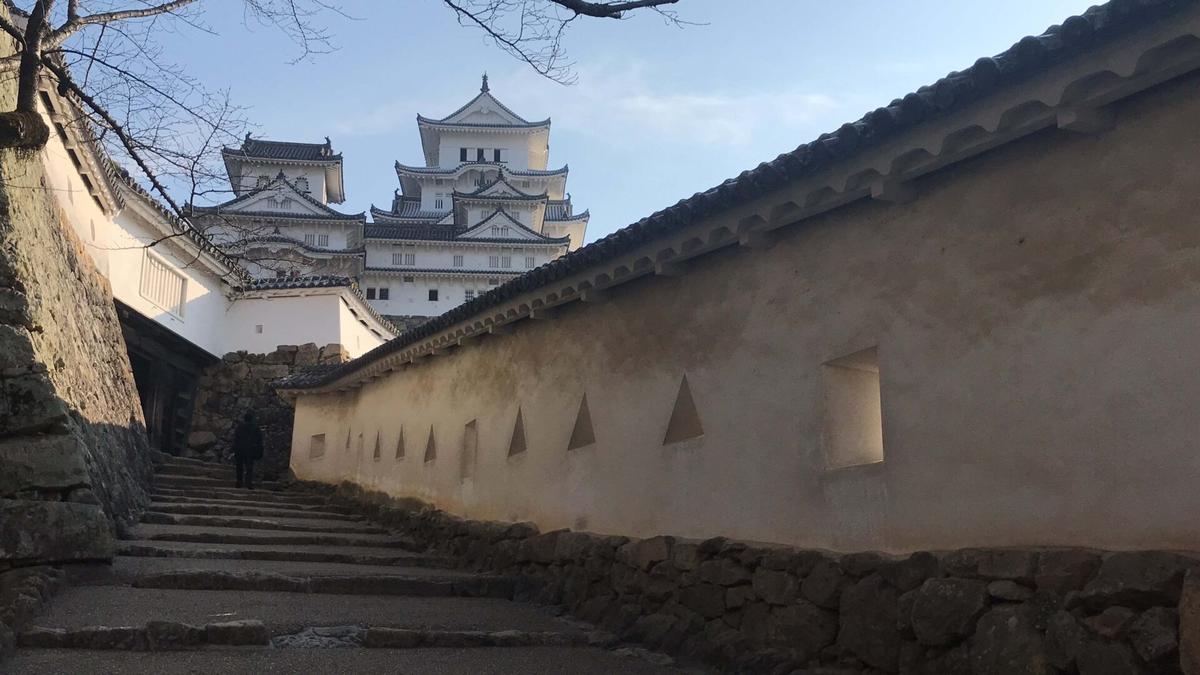 三国堀の土塀。さまざまな形の狭間がある。
