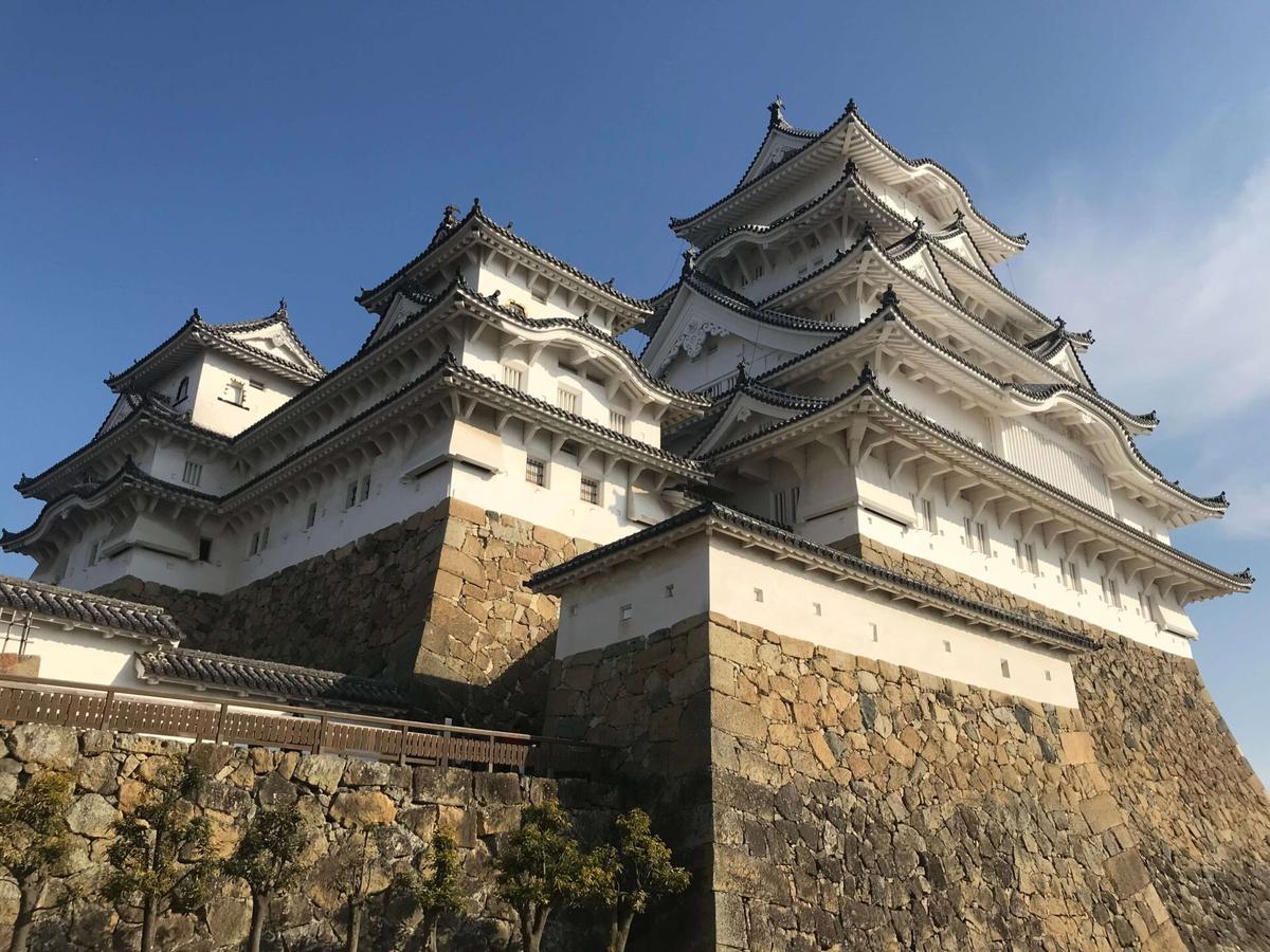 天守群。左から乾小天守、西小天守、大天守。大天守に隠れている東小天守を含め連立式の天守群となっている。