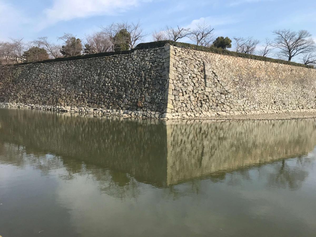 内濠の石垣。隅は算木積で、全体は打込接の石垣で組まれている。