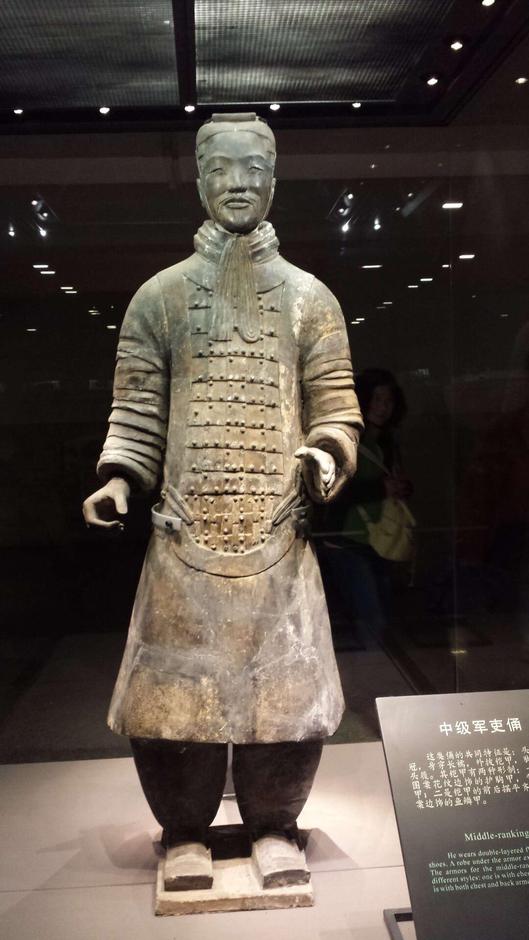 中級官吏。武人だけでなく文人の俑も残されている。
