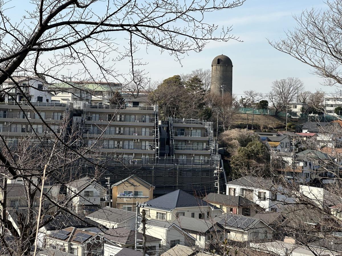 馬場町公園から対岸の配水塔を望む