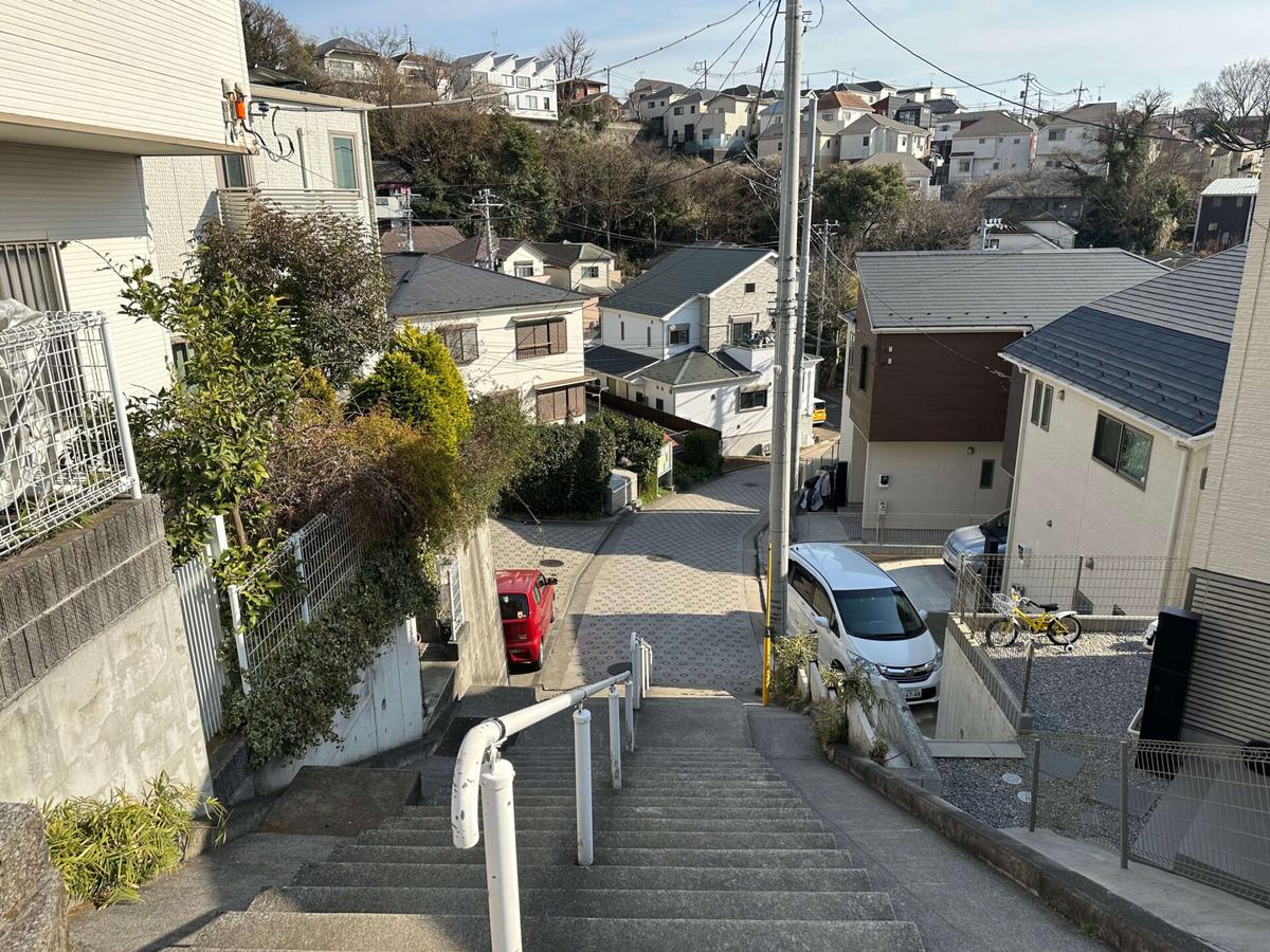 配水池下の窪地へ