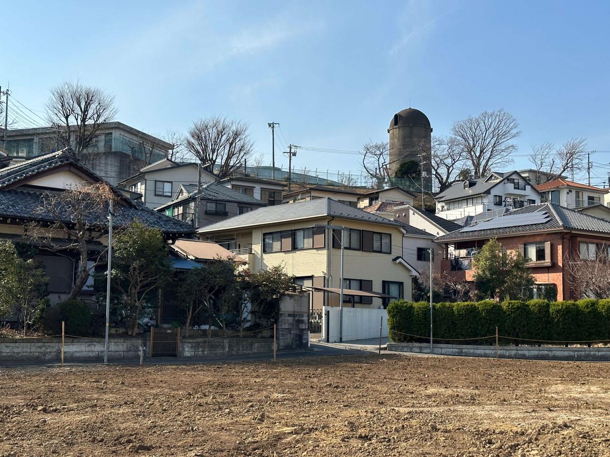 配水池下の窪地から配水塔を見上げる