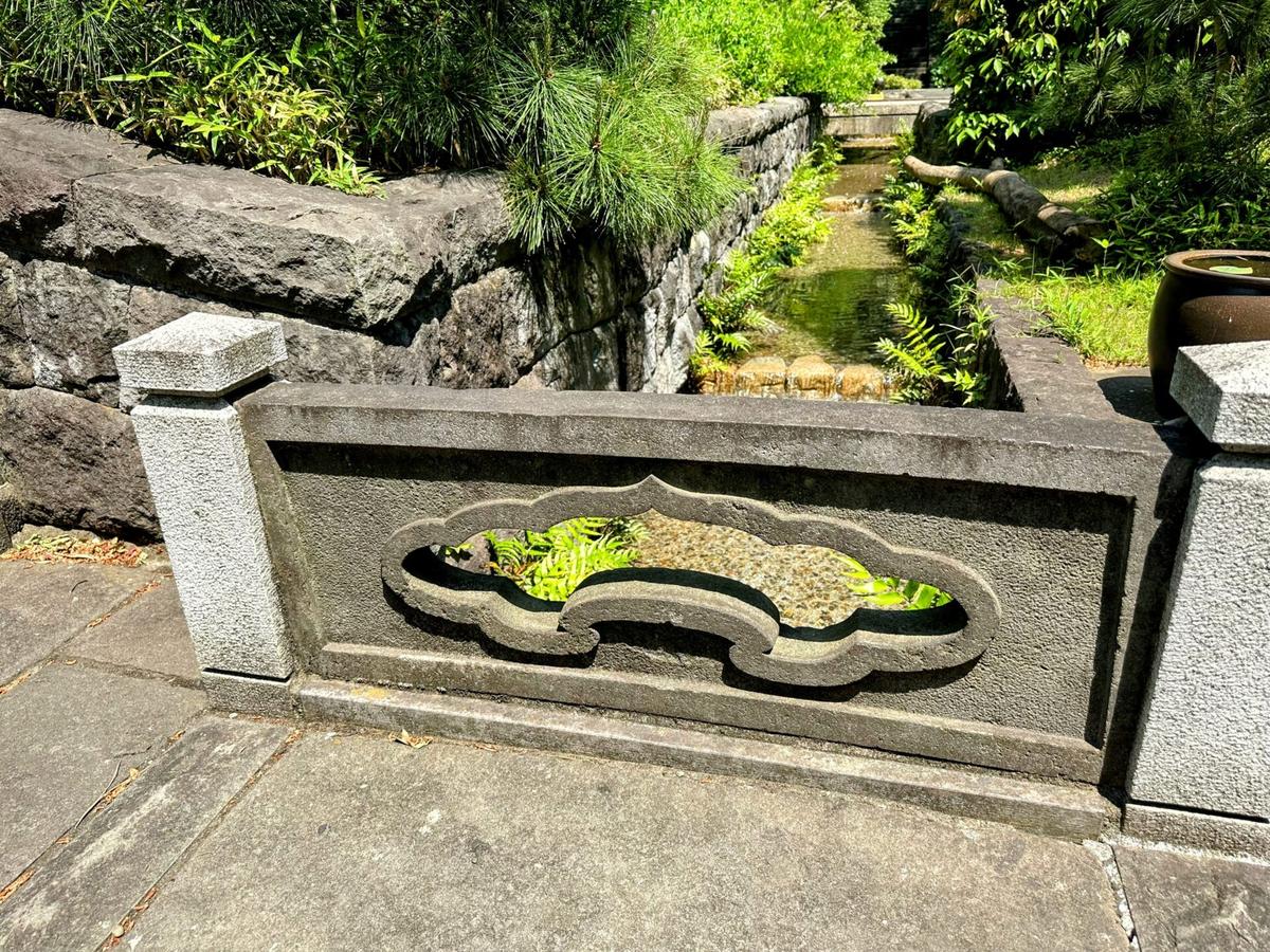 復元された桜川とかつての石橋