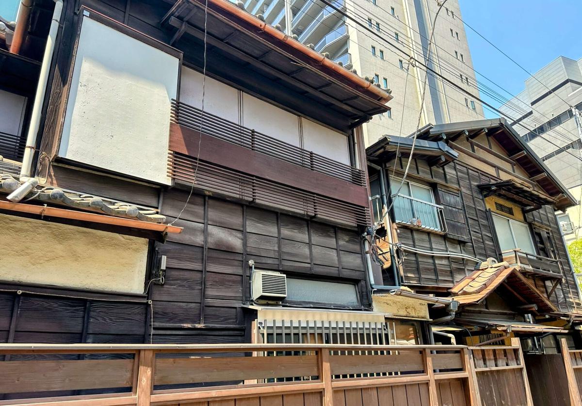芝大神宮付近には風情ある建物が残る